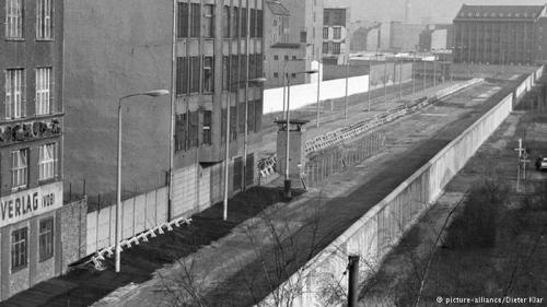 Em alguns casos, houve divisão física mesmo, ostensiva e belicosa, como um simbolo maldito. Prova disso foi o muro de Berlin que dividia a Alemanha em duas, uma parte para a Inglaterra e EUA, outra para a União Soviética.