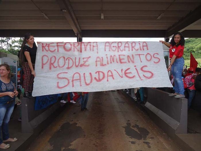 No Paraná, trancamento de rodovias, ocupação de prefeitura e mobilização em favor da educação.