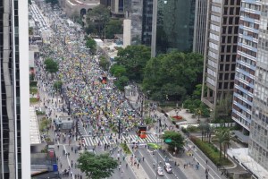 2223851936-cerca-de-dois-mil-manifestantes-se-reunem-na-av-paulista-em-protesto-contra-dilma