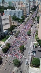 Passeata de professores e trabalhadores do da educação do Paraná, na Avenida Cândido de Abreu, Curitiba, dia 09/03/2015