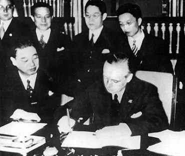 Embaixador japonês Kintomo Mushakoji e o ministro alemão Joachim von Ribbentrop na assinatura do pacto