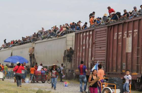 La bestia . Tren com migrantes latino americanos para os eua