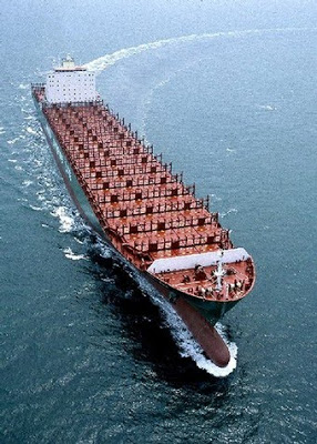 foto acima um dos navios da empresa transporta pelo oceano um gigantesco “bag” de água doce