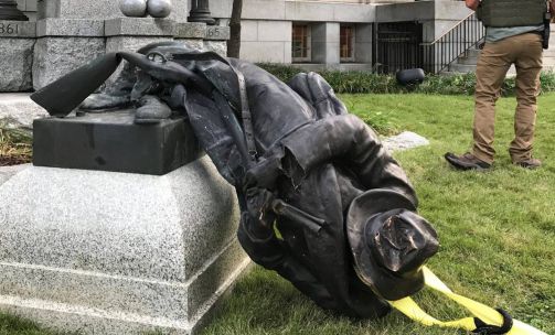 Carolina do Norte, estátua de soldados confederados derrubada